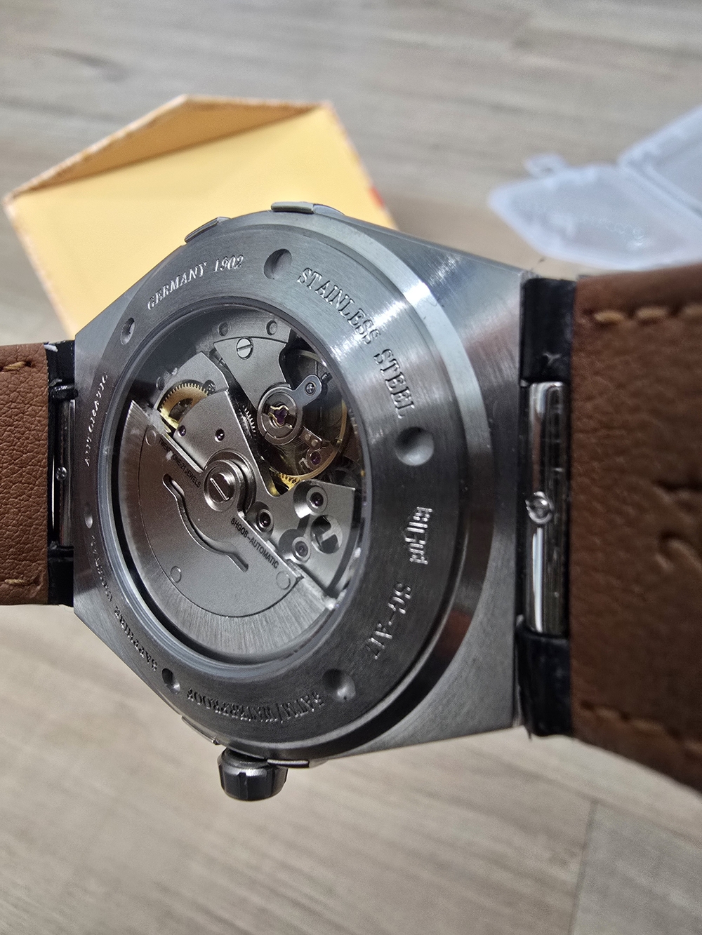 Men’s Black Leather Strap Authomatic Watch - Picture 8 of 10